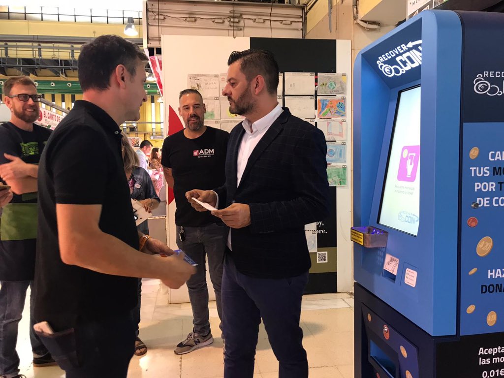 👛Este matí hem assistit a la inauguració de la nova màquina recompta-monedes instal·lada al <a href="/mercadoderuzafa/">Mercat de Russafa</a> per l'Associació de Venedors. La màquina canvia monedes d'escàs valor en tíquets 🎫 de compra vàlids per a realitzar compres en les parades del Mercat Municipal 🍅🍏.