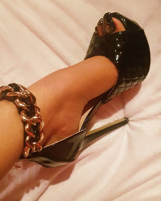 It's freaky Friday! Check out my onlyfans for a sweet surprise 😈 . #GoddessReem #FootGoddess #Mistress<a href="/tag/footfetish"class="tags"><span>#footfetish</span></a><a href="/tag/manchester"class="tags"><span>#manchester</span></a><a href="/tag/mistress"class="tags"><span>#mistress</span></a><a href="/tag/tattooedgoddess"class="tags"><span>#tattooedgoddess</span></a>