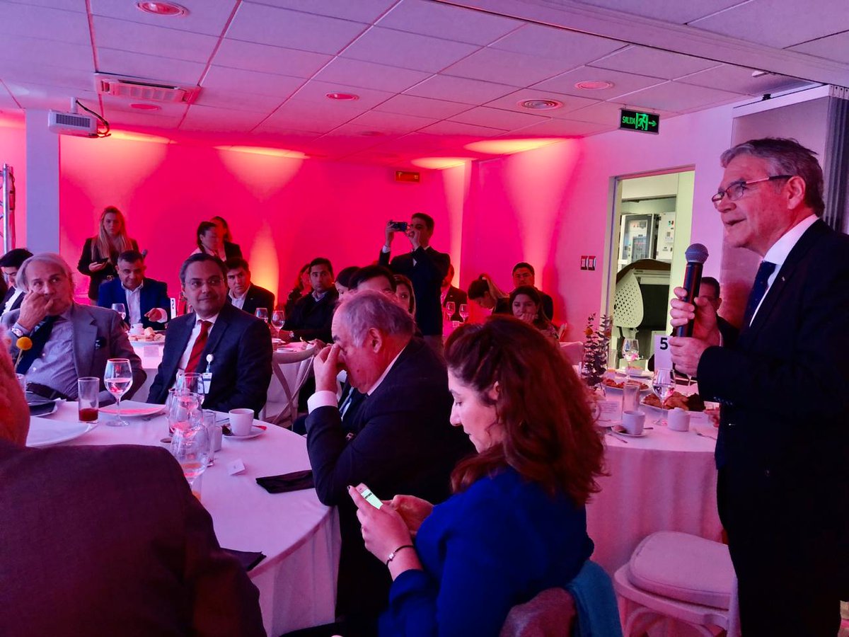 ABBenChile's tweet photo. Marcelo Schumacker, Country Managing Director de ABB en Chile, y María Inés Salamanca, Directora Nacional de @onumujereschile, firman acuerdo del programa Win Win: La igualdad de género es un buen negocio #EquidaddeGénero https://t.co/FWwYN6Aoi8