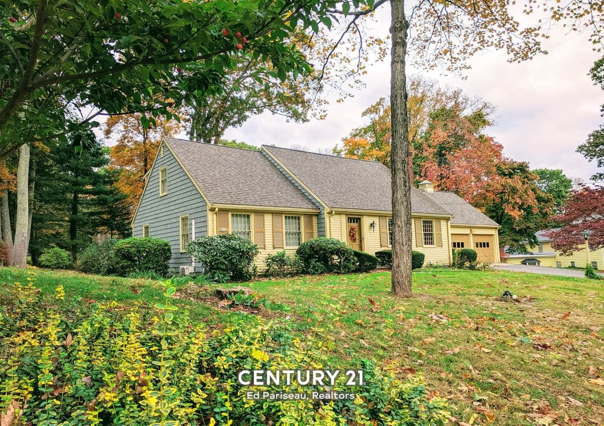 PariseauGroup's tweet photo. 7 rm, 4-bdrm, 2 bath, Cape in #NorthAttleboro! 🤩 2200sf + of living space, 1st-flr master, 2 car grg, screen porch, hardwood flrs, eat-in kitchen... $459,900! 👍
#homeforsale #realestate #houseexperts #c21epr #homesweethome #relentlessmoves #Century21 @sandra_c21epr https://t.co/NgoXZ6VIGi