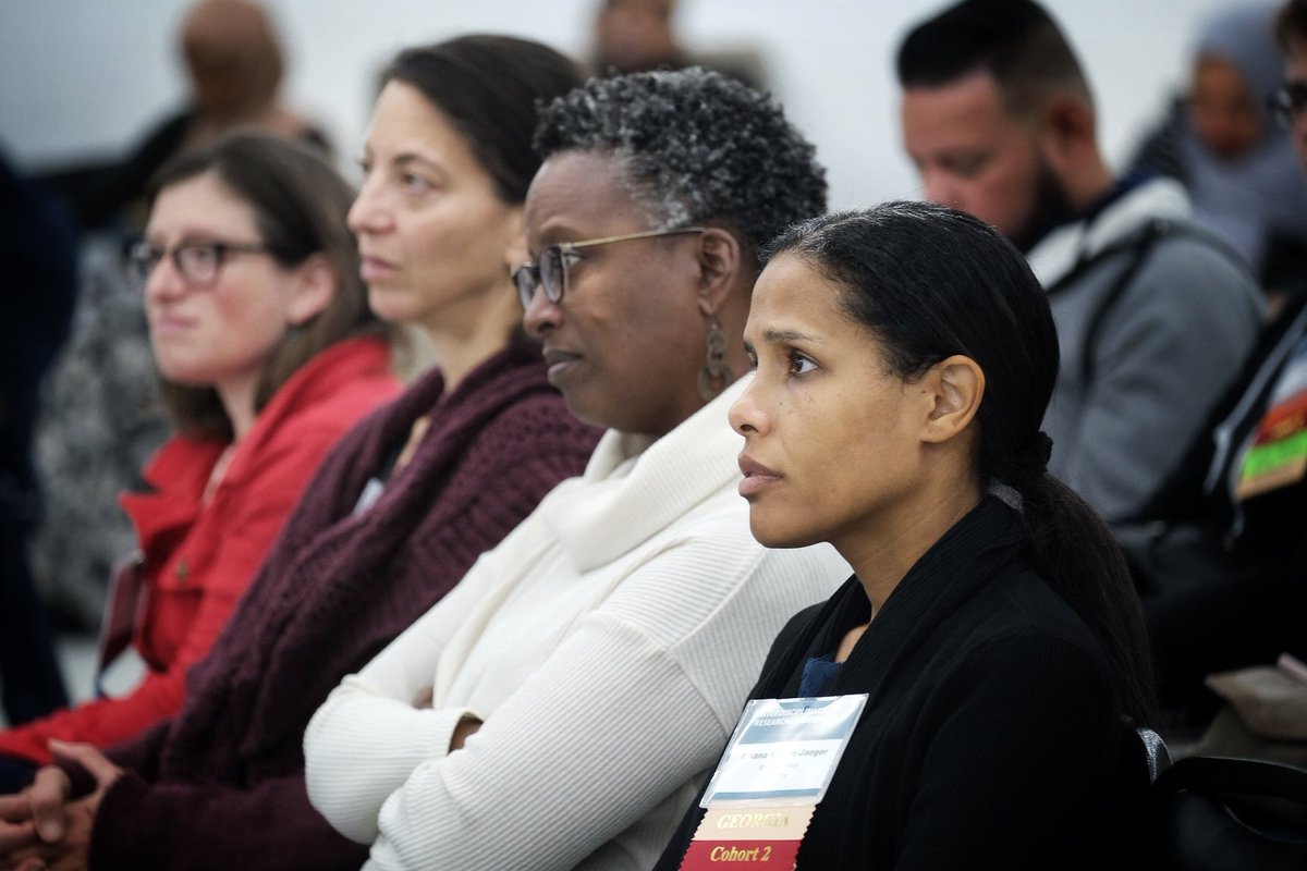 IRLeaders's tweet photo. Getting out of the meeting rooms to learn from people where they live, work and play. IRL fellows on the 2019 Twin Cities community tour led by Muslim Coalition of @ISAIAHMN, Muslim American Society of MN, and @AlFarooqcenter #IRLMN19. 📸: @yangfoto https://t.co/6hhHQWfmLm