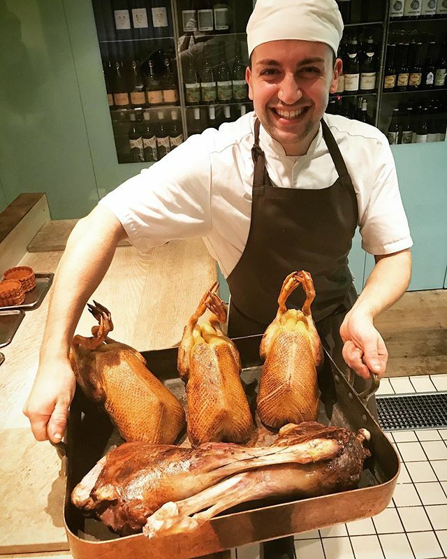 logiskmat's tweet image. Did someone say autumn was meaty? 
Not everyday our menu has two meat courses, but right now we simply can’t say no.. here’s Karolinas wonderful ducks and lamb roasts from Vånö. 
Super executed by @andreamoscardino 
Exceptional and unique! 
Friday servic… ift.tt/32qIA4A