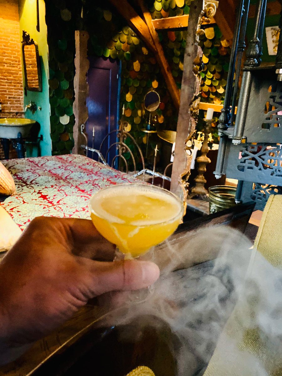 ⚪🔫 During our Next Level workshops and catering experiences all your senses are engaged by these theatrical clouds with different aroma's. We are proud to be the first company in The Netherlands that carry this amazing tool🍸⚡ #amsterdam #cocktails #catering #cocktailcatering