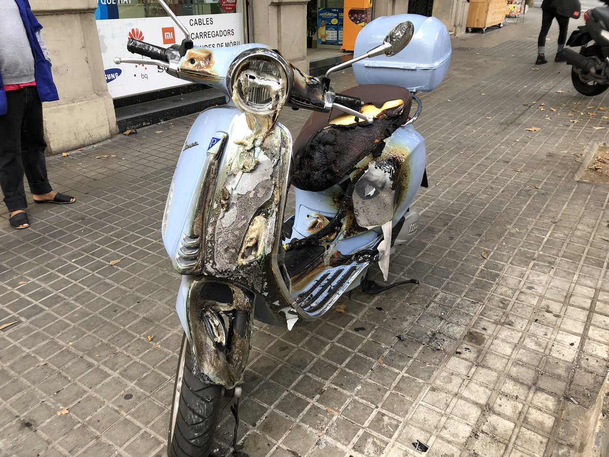 magdacas's tweet photo. Malgrat uns quants que no entenen el perquè ens manifestem pacíficament i que ignoren que aquests atacs vandàlics no porten enlloc, malgrat la meva moto està cremada,  reclamo #LlibertatPresosPolitiques i #llibertatExpressió demano humilment #Noviolencia #joavuiVaga https://t.co/kCMKXpHb8M