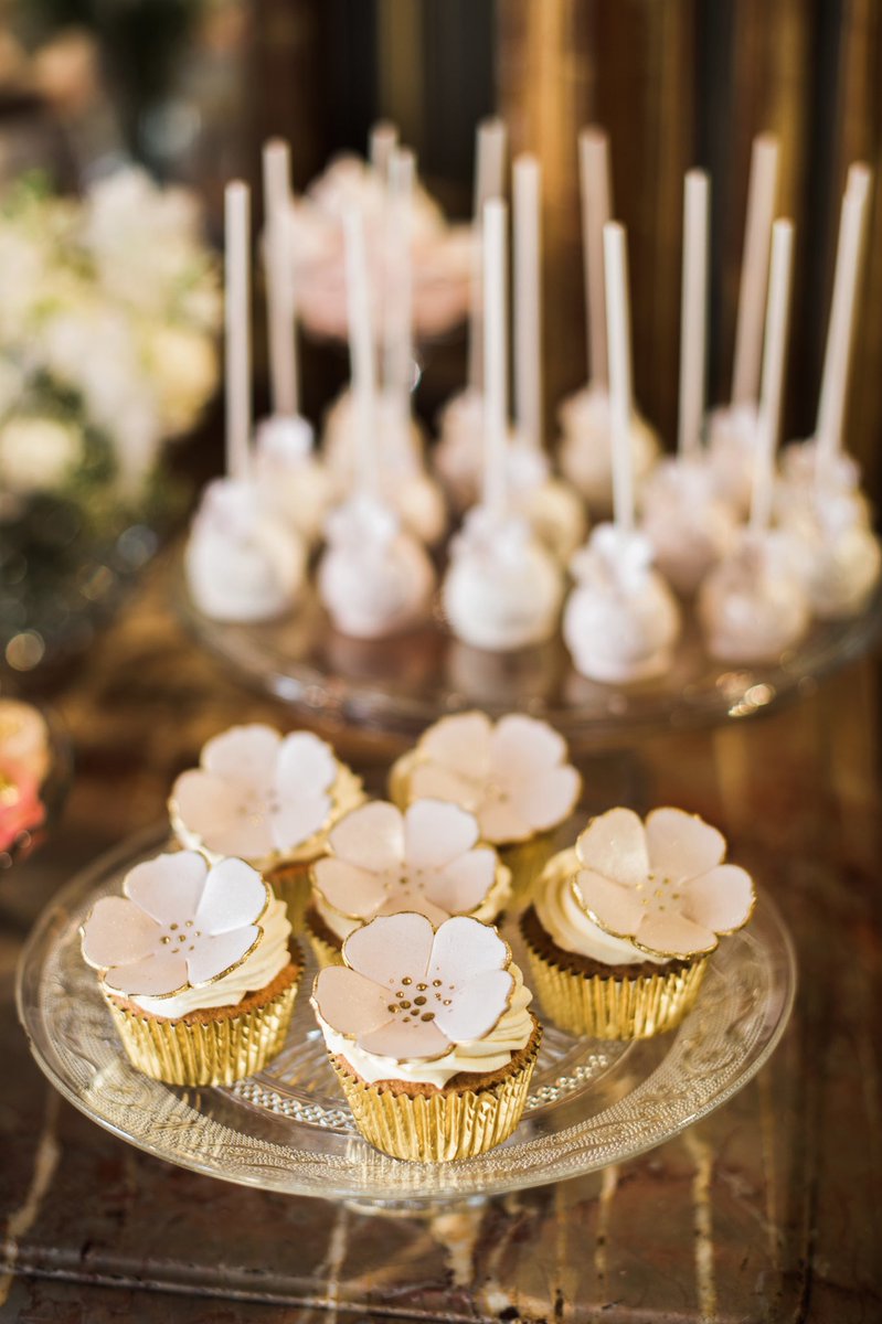 CranberryBlue_'s tweet photo. Compliment your wedding cake with sweet treats such as delicate macaroons, mini cupcakes and meringues as we did here. That way your guests can have a touch of something sweet throughout the day but it’s also fun and interactive. 📷@dominiquebader 🎂@CakesbyK 🏠@clivedenhouse https://t.co/e1lc3HXIos