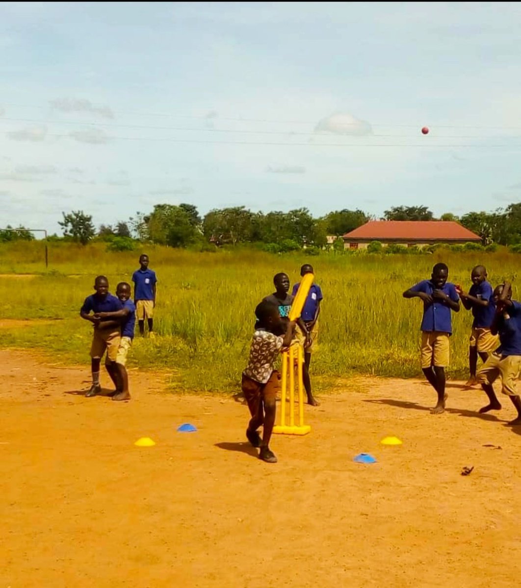 Tembo26's tweet photo. #FridayFeeling When bowl the #wrongline Fielders suffer #Urteedoff @SorotiAcademy @LarryOmugaanga @CricketUganda @musanafelix46
#CricketHumor https://t.co/SaY1Cgn9Os
