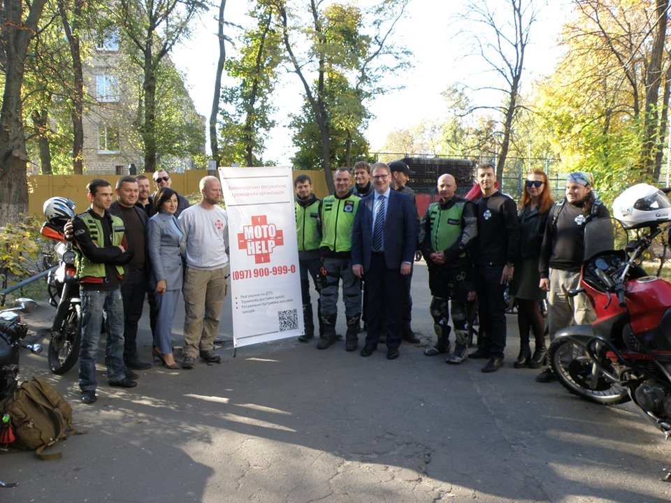Волонтери MotoHelp на мотоциклах будуть доставляти кров у заклади охорони здоров'я Києва.
Всі учасники проєкту Blood Bike підключені до спеціального мобільного додатку. 
Кров будуть перевозити у спеціальних контейнерах. 

#Opendata #Суспільнеоко #ДобраНовина #Київ #кров #байкери