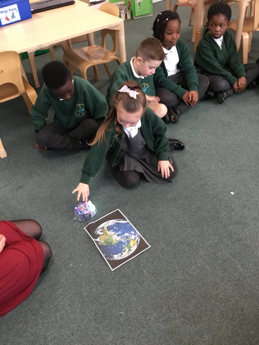BoarshawP's tweet image. Year 2 have been creating algorithms to get their robots from Earth, to the Moon and to Mars #computing #computerprogrammers