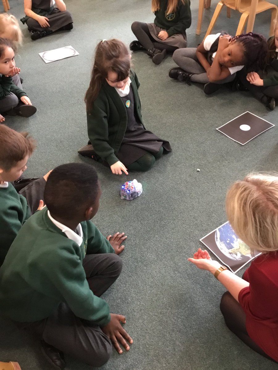 BoarshawP's tweet image. Year 2 have been creating algorithms to get their robots from Earth, to the Moon and to Mars #computing #computerprogrammers