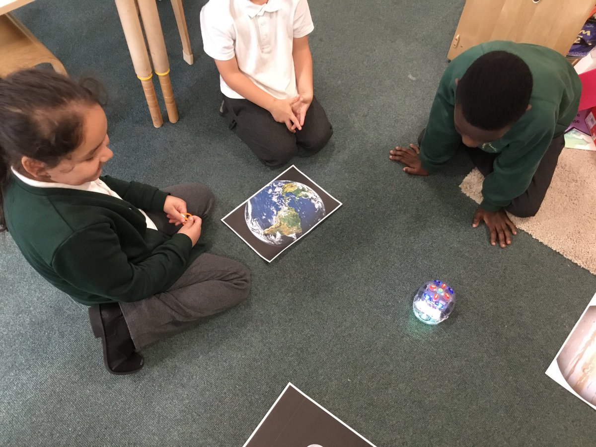 BoarshawP's tweet image. Year 2 have been creating algorithms to get their robots from Earth, to the Moon and to Mars #computing #computerprogrammers