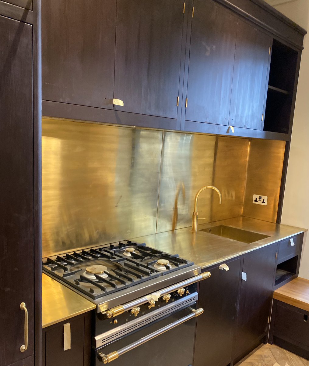 mpmengineering's tweet image. Today we got to revisited a set of #brass panels and #brassworktop with fully integrated #sink we supplied, and they are starting to #patina nicely #ukbrassworktops #kitchendesign #kitchen #uk #london #interiordesign #interiors #bespokekitchens #architecture #architect