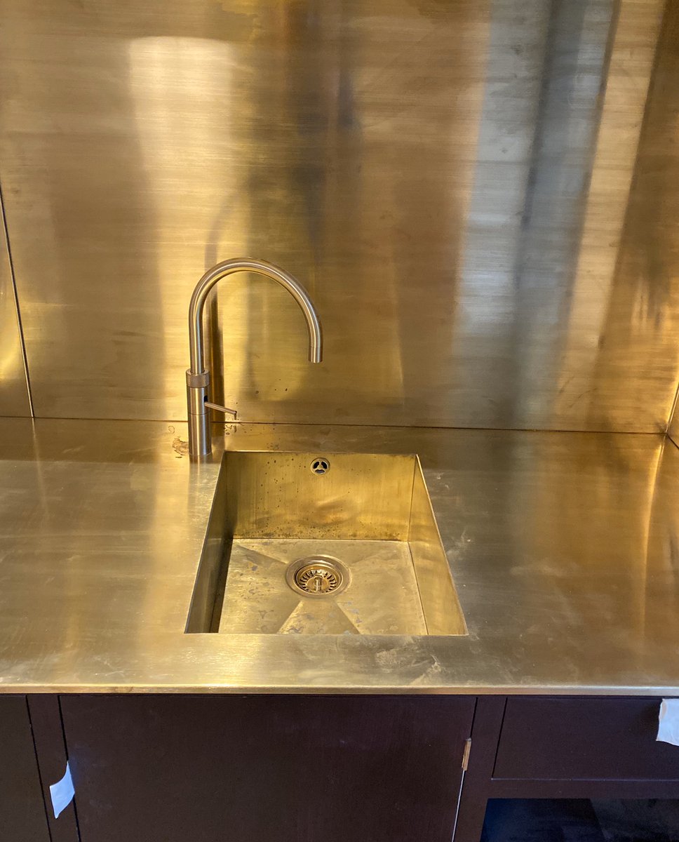 mpmengineering's tweet image. Today we got to revisited a set of #brass panels and #brassworktop with fully integrated #sink we supplied, and they are starting to #patina nicely #ukbrassworktops #kitchendesign #kitchen #uk #london #interiordesign #interiors #bespokekitchens #architecture #architect