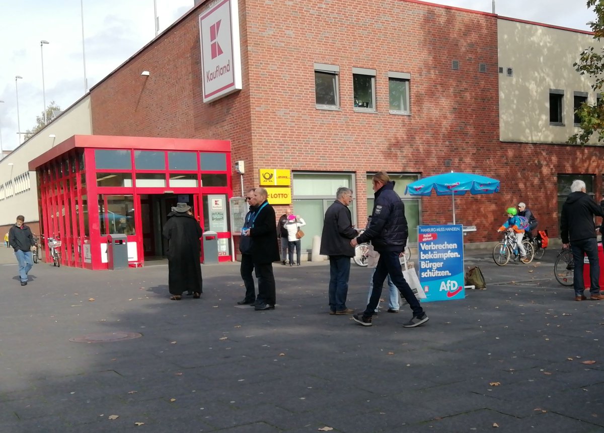 Die cleveren Vögel der #afd verbreitet auf dem Bramfelder Marktplatz nicht nur ihre beschissene Politik, sondern versuchen auch noch Schnaps an Kinder zu verschenken.