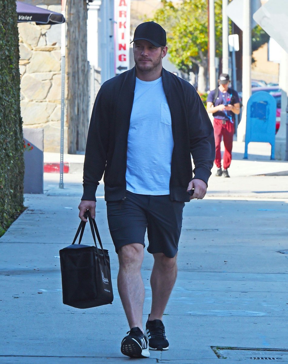 starlordhaha's tweet image. เป็นนายแบบขายกระเป๋าเท่ๆ + ความจริง รูปเพื่อนแท็ก