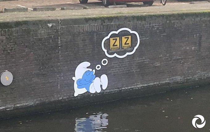 Slaapsmurf slaapt lekker aan de Korte Marnixkade 😴 Hij droomt over Amsterdams nat...
De ‘Z’ staat voor zinker van het woord ‘afzinken’. Hier ligt namelijk een drinkwaterleiding ónder de gracht.💧
📸 Bas
#kraanwater
