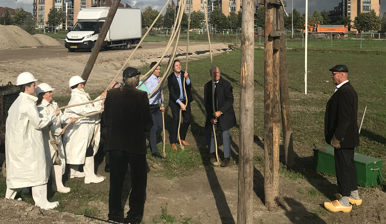 Nieuwbouw #WolfertLansing gestart! Door wethouder Kathy Arends, Anne de Visch Eybergen (Stichting BOOR) en Max Kronenburg werd het startsein gegeven dmv een oud-Hollandse heistelling. <a href="/PentaRho/">PentaRho</a> begeleidt het hele bouwproject. #projectmanagement #directievoering #huisvesting