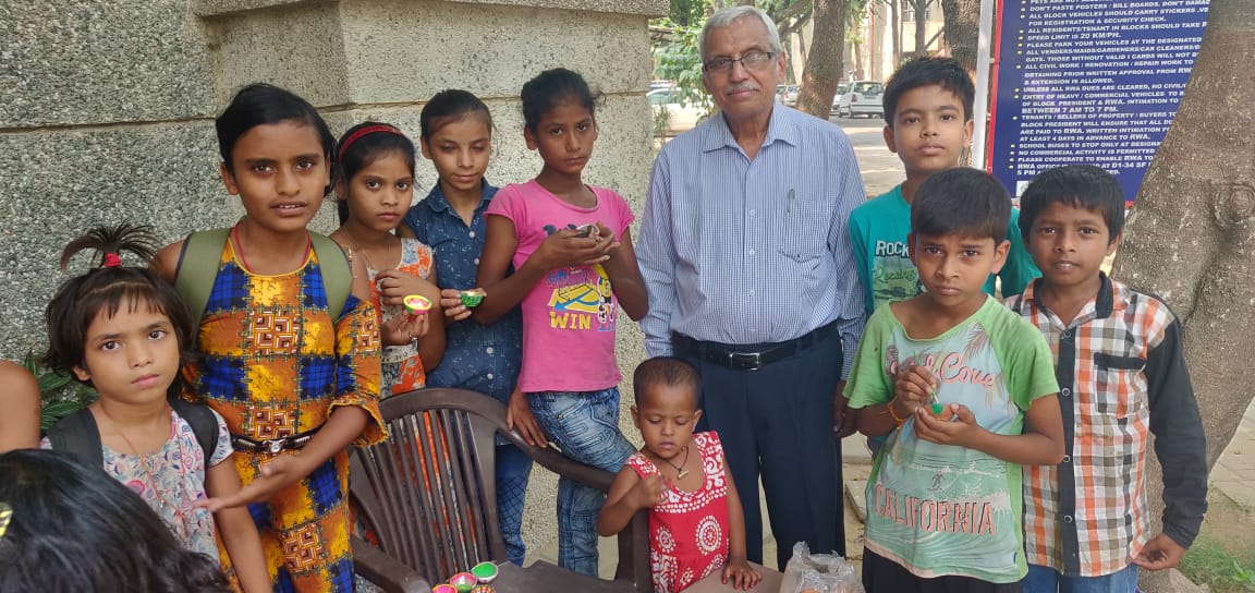 GKBhatnagar's tweet photo. Our Sudha open center  school kids(https://t.co/hd7nMneqxC) South City 2 Gurugram are preparing decorated Diyas on Eve of Deepawali and are gifting to Residents on" No loss No profit "https://t.co/s7n74olaAN is well decorated by them. https://t.co/QBDRqUFjUz