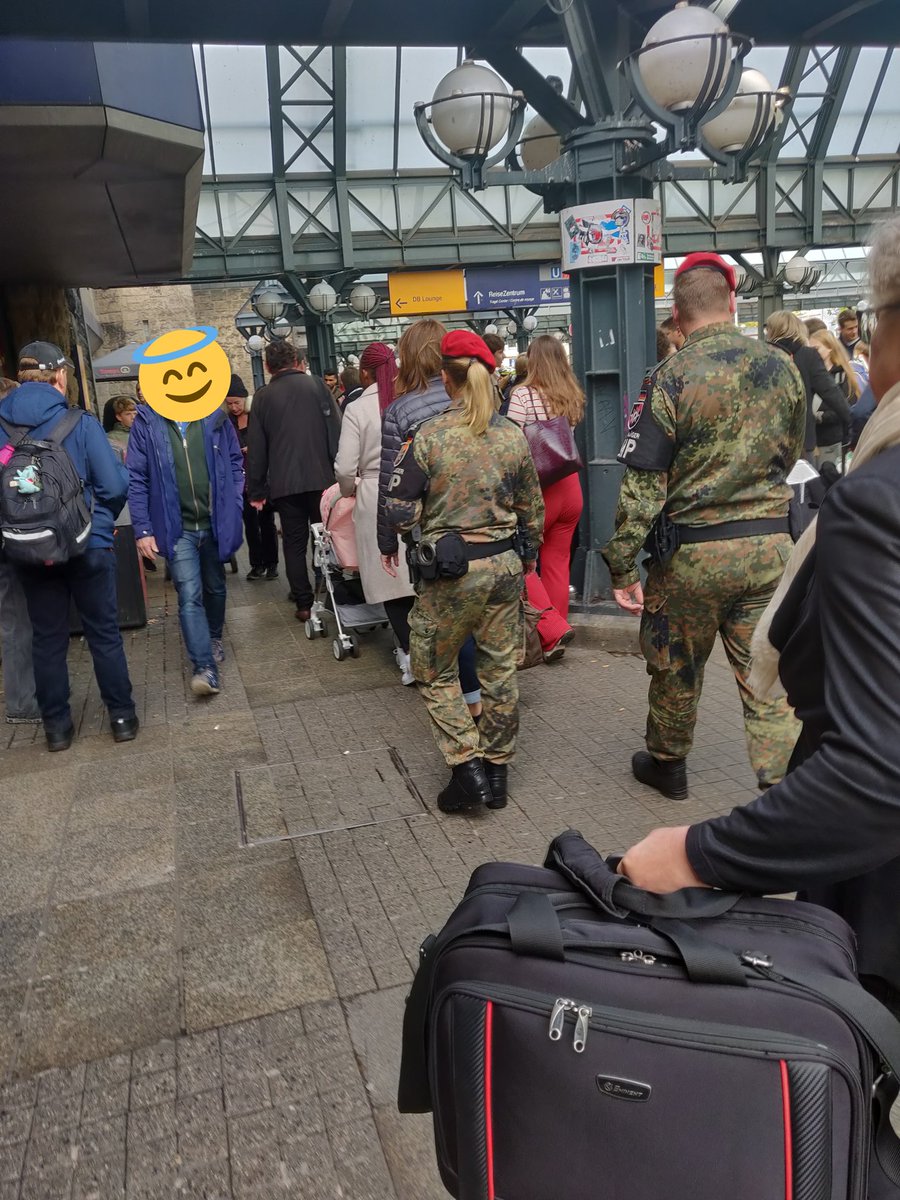 Ist es normal das bewaffnete Soldaten am Hbf spazieren gehen? Oder finde nur ich das komisch?