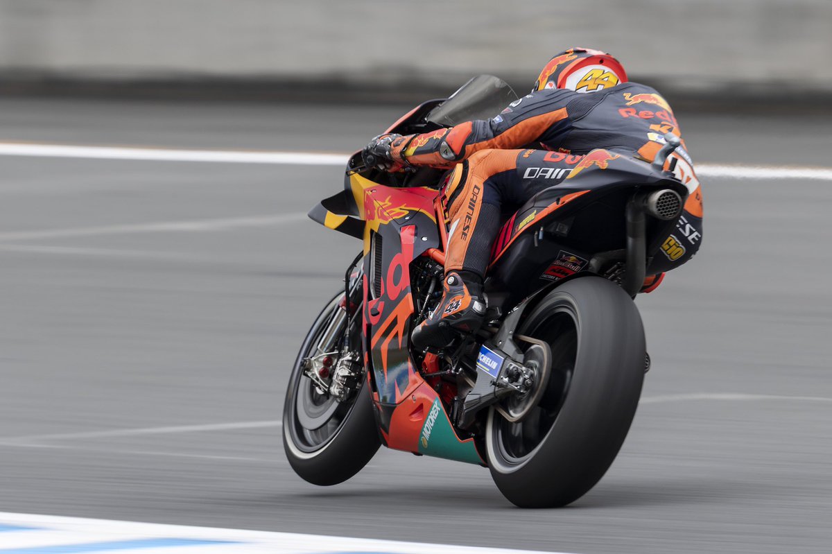 polespargaro's tweet photo. Trabajando duro para llegar a lo más alto! Primer día en Japón completado! Vamos! 🇯🇵 /// Working, working, working! The only way to reach the 🔝 First day done in Motegi #JapaneseGP https://t.co/eIvPR2rzFL