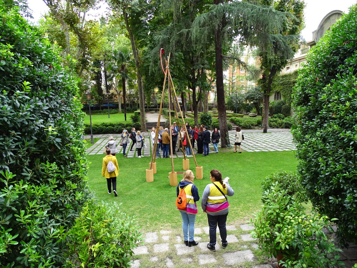 Día de visitas guiadas en <a href="/ItalyinSPA/">Italy in Spain</a> con motivo de #MadridOtraMirada organizado por Cultura, Turismo y Deporte del Ayuntamiento de <a href="/MADRID/">Ayuntamiento Madrid</a>. 👏👏 Además los visitantes tienen la oportunidad de ver la obra de Mario Merz "La botella invertida" . @ALevySoler #Madrid #cultura #arte