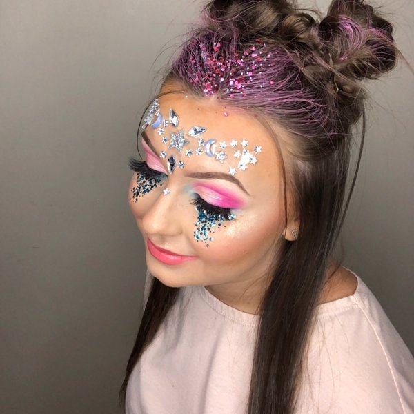 GlamGeek's tweet photo. Check out @lana9310 on GlamGeek showing off her festival look using her @morphe The James Charles Artistry Palette. Like this post and drop some 💚 in the comments if you're loving her pic! #jamescharlespalette #morphebabe #morphe #glamgeek #makeuplook https://t.co/XFgwUy78iq https://t.co/hF2umO4BGx