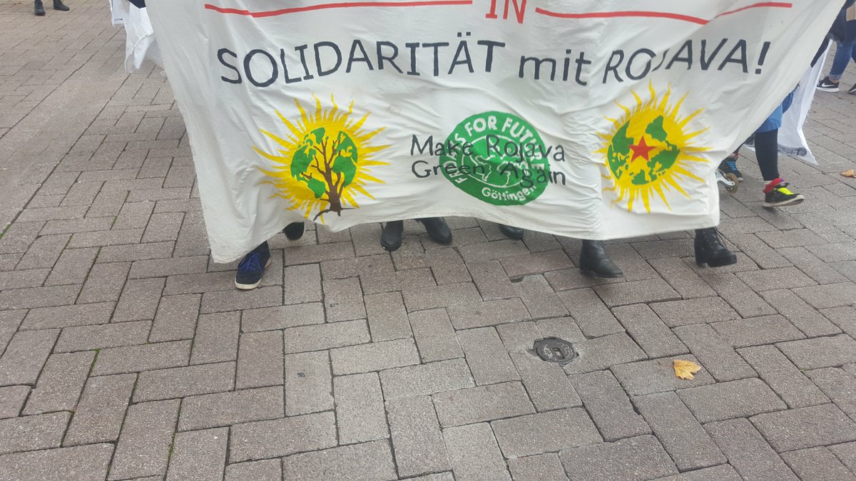 linksunten_goe's tweet photo. 1415 #Klimastreik #FridaysforPeace in #Solidarität mit #Rojava in #Göttingen startet in Richtung Innenstadt | #FridaysforFuture # https://t.co/7HCkSN4sMN