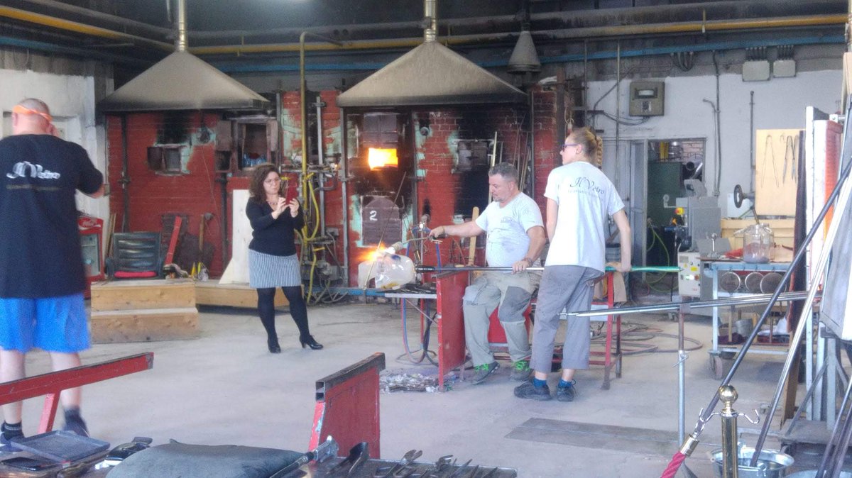 monicacesarato's tweet photo. A few days ago I had the honour of watching the amazing #GlassMaster Giancarlo Signoretto in action!
Truly a mesmerising experience... A unique talent combined with over 1000 history of #Muranoglass techniques and secrets!
Interview soon on the blog!
#venice #glasswork https://t.co/8moM030Nsa