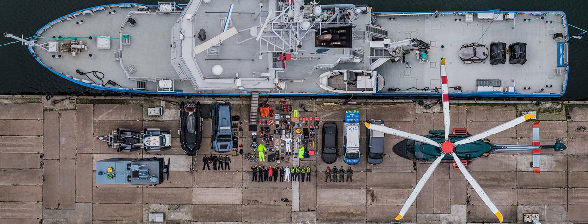 5000 people
400 calls per day
24/7 help on ground, water, air and cyber space

#TetrisChallenge

🛳 flagship General Kurvits
🚁helicopter
🚓patrol and traffic police officers
🔎forensic scientists
🐾K9's and their handlers
👮‍♂️rapid responders with water cannon and AFV
🥁orchestra