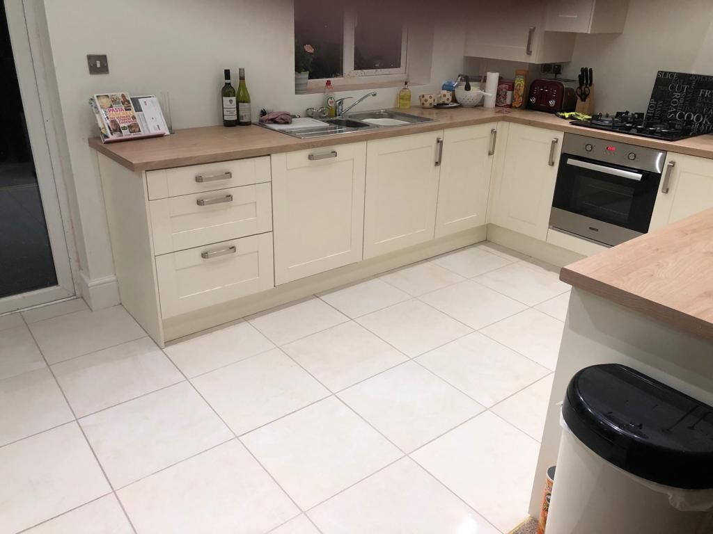 Atmostherm's tweet photo. Did you know we do high quality #kitchen &amp; #bathroom installations?

Here's a kitchen and bathroom combination we installed in #Altrincham earlier this year.

#kitcheninstallers #bathroominstallers #homeimprovements #Cheshire #Manchester #Plumbers #HVAC https://t.co/vVJebsqqYS