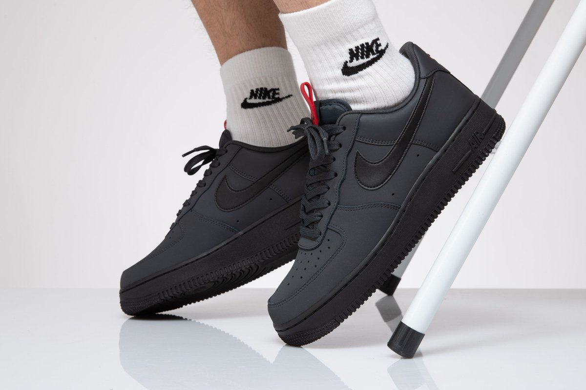 nike air force 1 07 trainers anthracite black uni red black