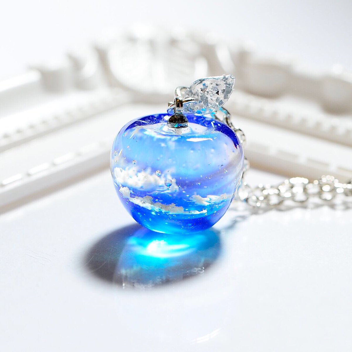 林檎屋 茜空 と 夏空 今回 作り方を少し変えてみました より様々な角度からお楽しみいただけるよう 改良に改良を重ねました 次のツイートに動画を貼ります レジンアクセサリー レジン好きの方と繋がりたい ハンドメイド好きさんと繋がり