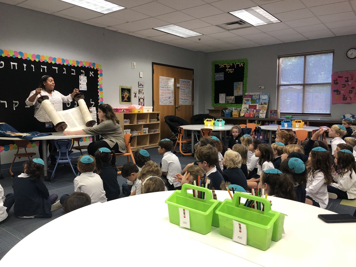 CCohenKinder's tweet photo. Exploring the Torah with Morah Rivkah on this beautiful Friday morning! #davisk https://t.co/xWXs0CmzLX