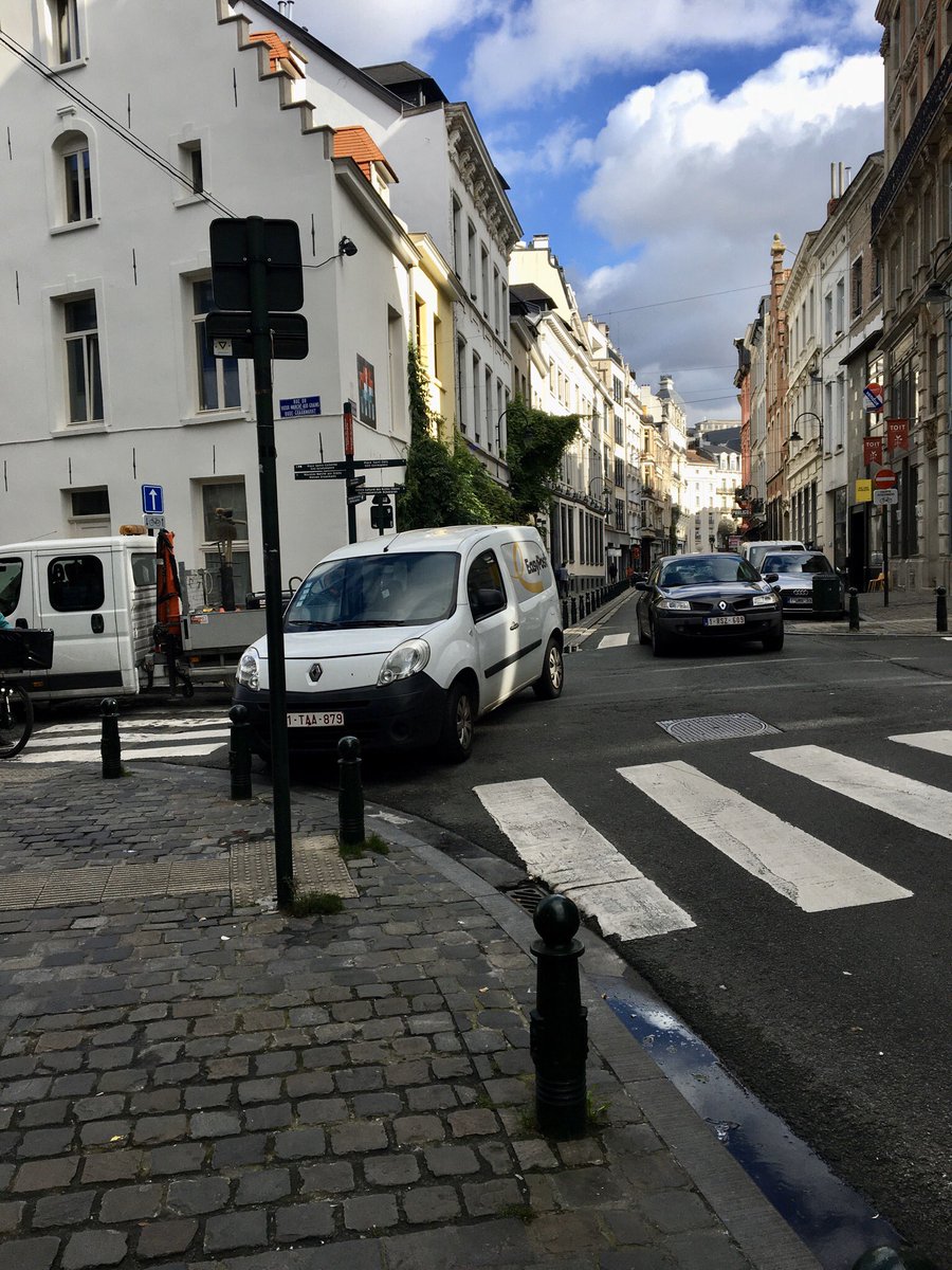 charlesdebrux's tweet image. Welwel #Easypost zomaar ih midden van een kruispunt parkeren #mustbebrussels   Et si on se garait au milieu de ce petit carrefour #GCUM