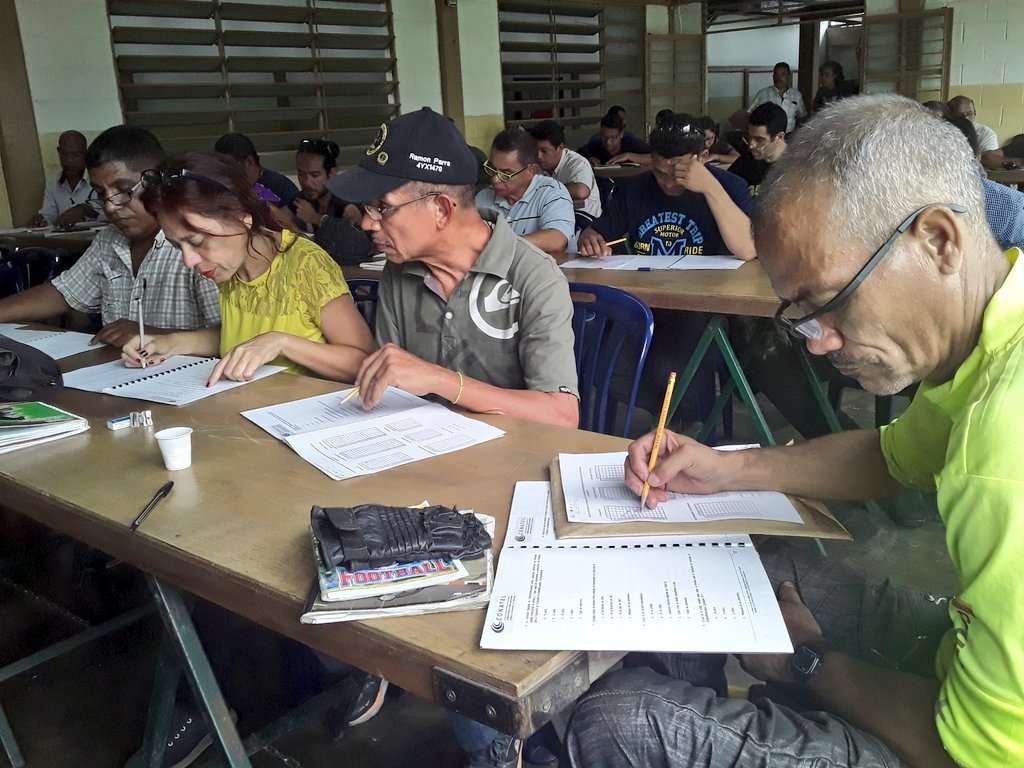 El pasado Mates 15 de Octubre, 30 alumnos presentaron su examen ante Conatel para optar a el certificado de radioaficionados en el Radio Club Valencia AC. <a href="/Conatel/">Conatel Venezuela</a> <a href="/radioclubval/">Radio Club Valencia AC</a> <a href="/YV5ARV/">YV5ARV</a>