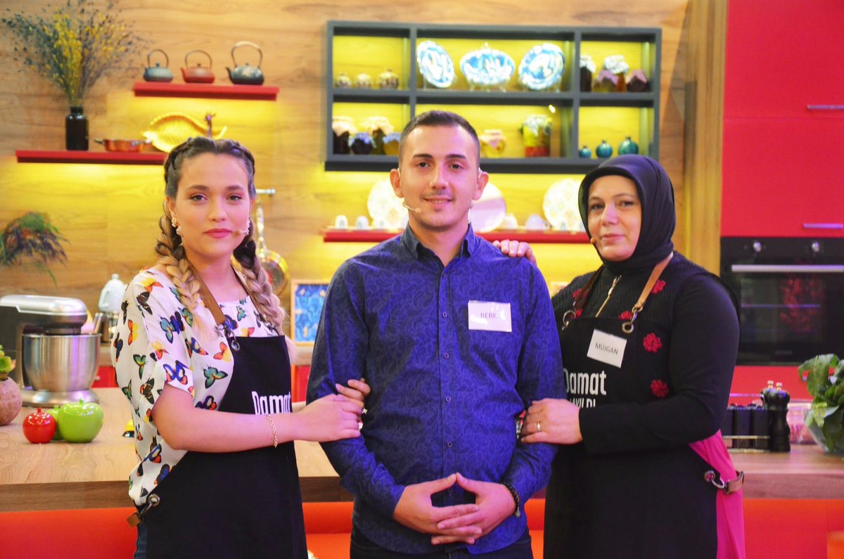 Damat Bayıldı'da bugün yarışacak ailemiz;

Gelin: Şüheda Hanım
Kaynana: Müjgan Hanım
Damat: Berkay Bey

Günün Menüsü:
Ispanaklı Tavuk Sarma
Domates Dolması

Haftanın en çok puanını toplayıp 5 tam altını kazanan ailemiz hangisi olacak?
Damat Bayıldı şimdi Show TV’de!