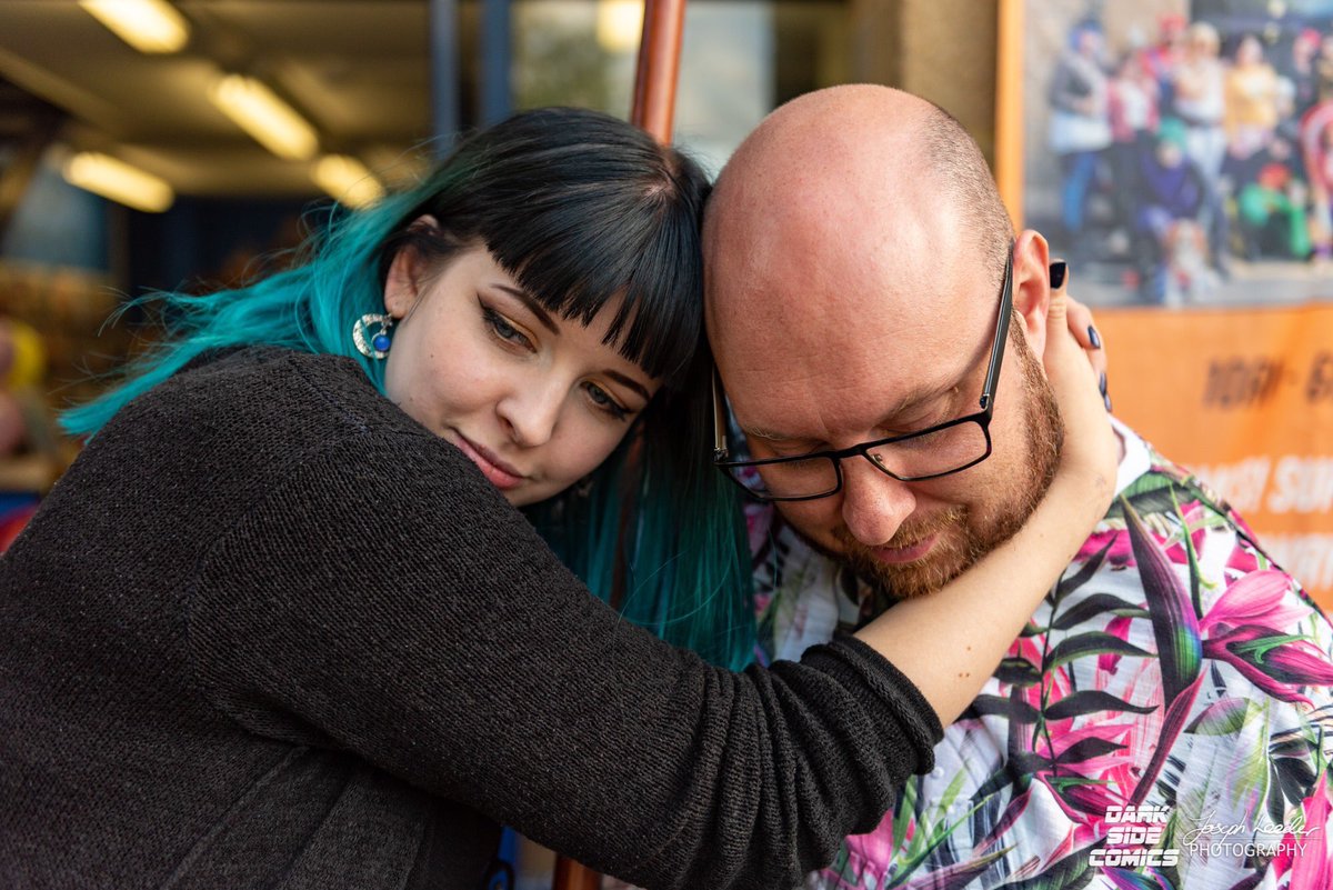 DarkSideComicUK's tweet photo. Pals at Dark Side 🖤

📸: @LeederJoseph 
🖤: Katy 
💖: @Amisma_ 

#6yearsofdarkside #darksidecomicsfamily #friendship https://t.co/xVDuDAEhGy