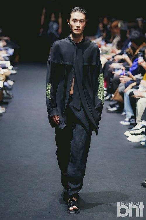 SSuwon_TH's tweet photo. | Seoul Fashion Week 2020 S/S |

- SONGZIO HOMME -

Model : Seo Suwon #서수원

© bnt https://t.co/a2AZgmtnwj