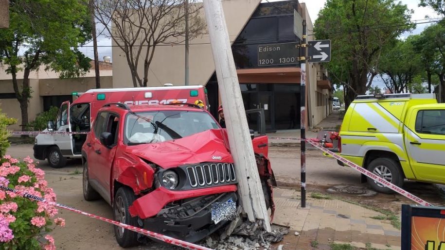 Una camioneta derrumbó una columna de alumbrado
diarioelinforme.com.ar

diarioelinforme.com.ar/2019/10/18/-un…