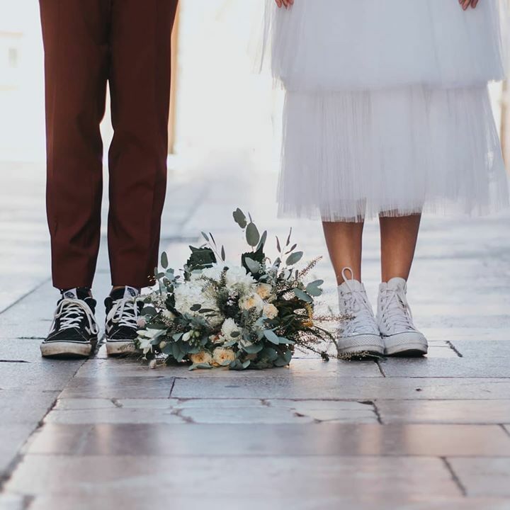 BelladonaDF's tweet photo. Ya habéis elegido el estilo de vuestra boda?
Un #casualstyle que ya es tendencia entre los más atrevidos 😎
.
.
Publicado en @mibodarocks
.
#bodas2020 #leonesp #igersleonesp #igerswedding #igersflowers #weddinglook #weddingplanner #ramodenovia #bodasbonitas #bodas #bodasenleo… https://t.co/4O0nYTtuBe