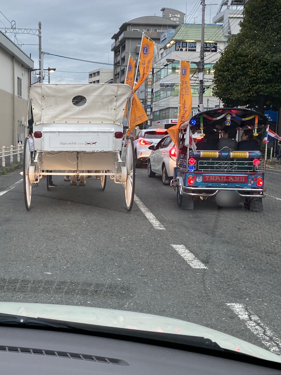 宇津呂 鹿太郎 一般道を車で走ってて ふと前の車を見ると馬車だった その隣を走るのはどう見てもトゥクトゥク 一瞬自分がどこにいるのか分からなくなった ここ尼崎ではよくあることです