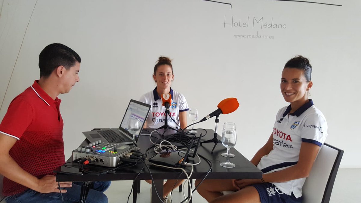 ⚽💙 Ya están en antena nuestras jugadoras <a href="/SilviaDoblado/">silviadoblado</a> y #EvaLlamas, analizando la previa del encuentro ante la #RealSociedad

📻 <a href="/Rumberos_FM/">RumberosFM</a>
🏢 #HotelMédano
#UDGTenerife #VíveloconNosotras