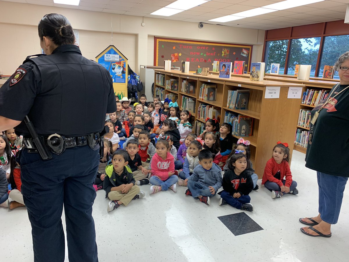 marig2515's tweet photo. Great things are happening at Whittier Elementary this morning. Officer Losey is in the house this morning! @HISDEastArea @HISDPolice @WhittierES_HISD @HISDFACE @HISD_Wraparound @WRS_WhittierElm @cishouston https://t.co/F1ZdNdhcOm