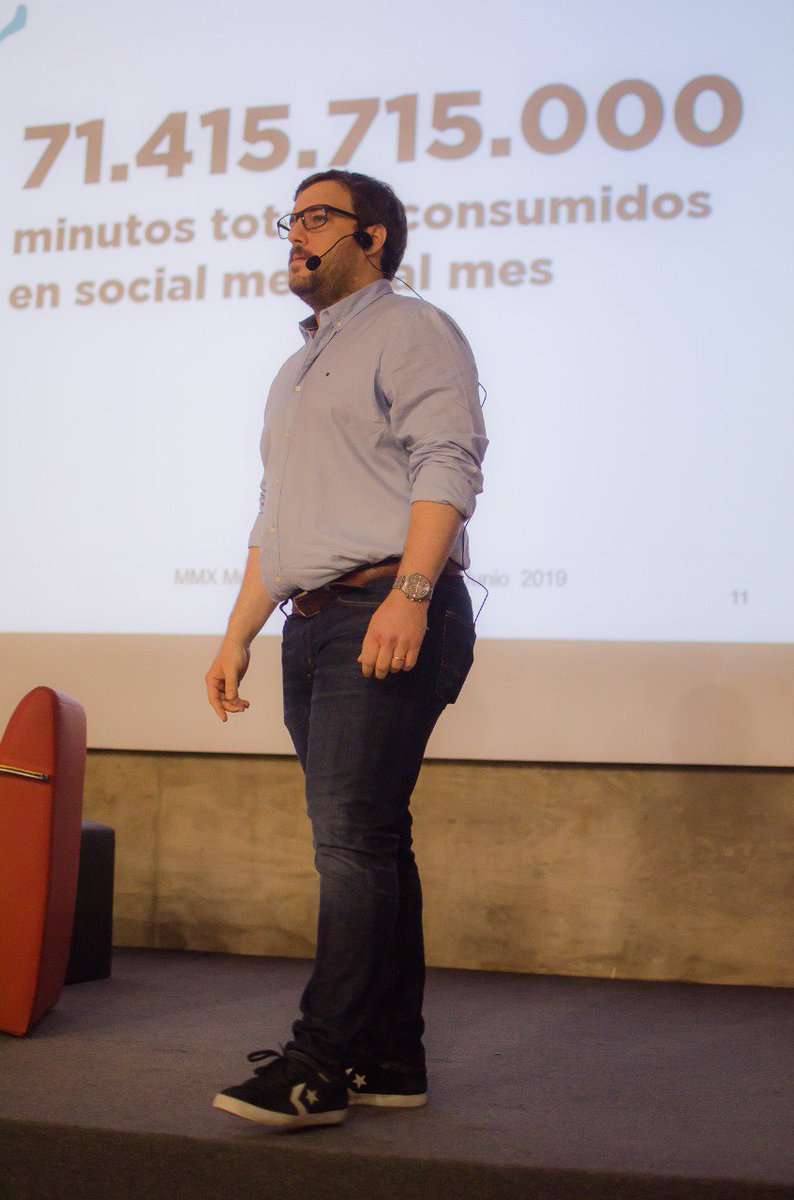 Ignacio Dufour de Comscore en #SMDayCBA. "En la Argentina se consumen más de 71 billones de minutos por mes en redes sociales"