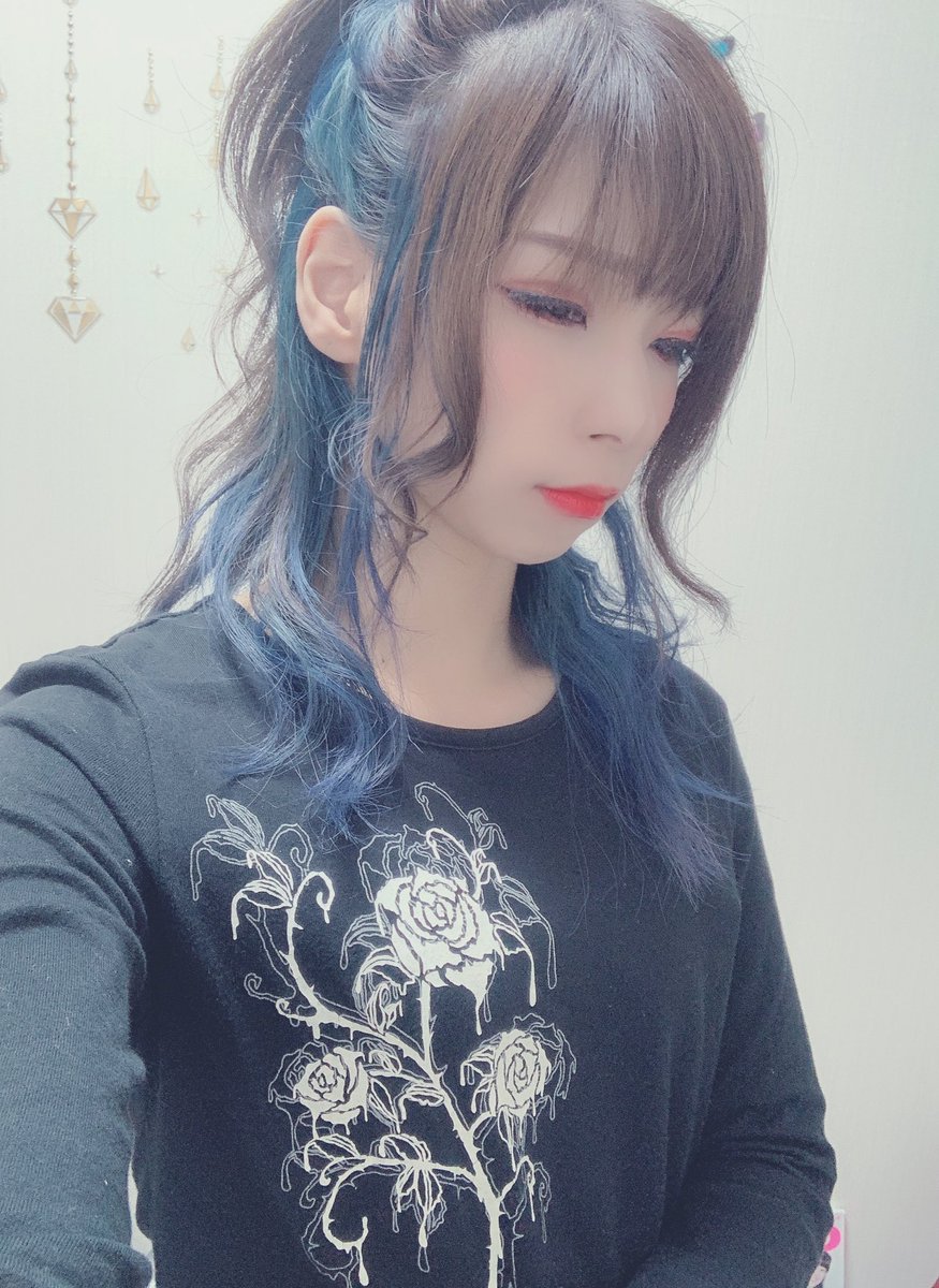 Reina 次のコラボに向けて練習中 髪色ブルー落ち無さすぎて 23日目 はやくピンクにしたいのに W 着たい服が着れない W インナーカラー インナーカラーブルー