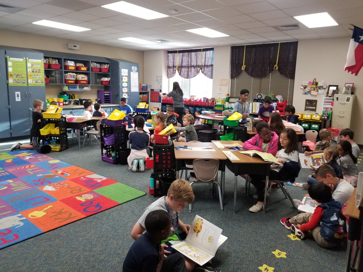 4th Grade Reading Buddies!  <a href="/TWEHowl/">Tom Wilson Elementary</a> #twehowl @julrg479_julie <a href="/laceyabe/">Lacey Abraham</a>