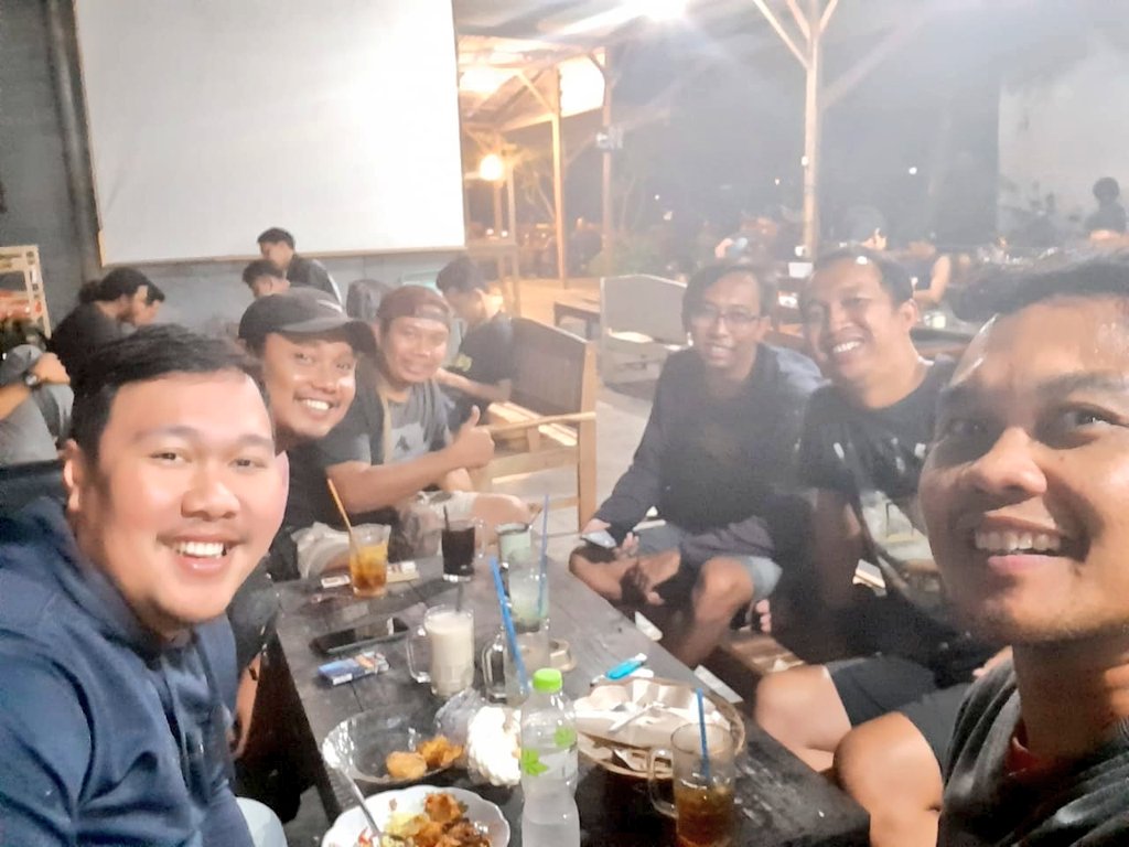 Rembukan bahas masalah negoro 😂 <a href="/GunturCU/">Guntur Cahyo Utomo</a> @Coach_Ivan_ <a href="/rugeri/">Gerry</a> <a href="/djaluninho13/">Andhika Djalu Sembada</a> <a href="/tenitsme/">Tenten</a>