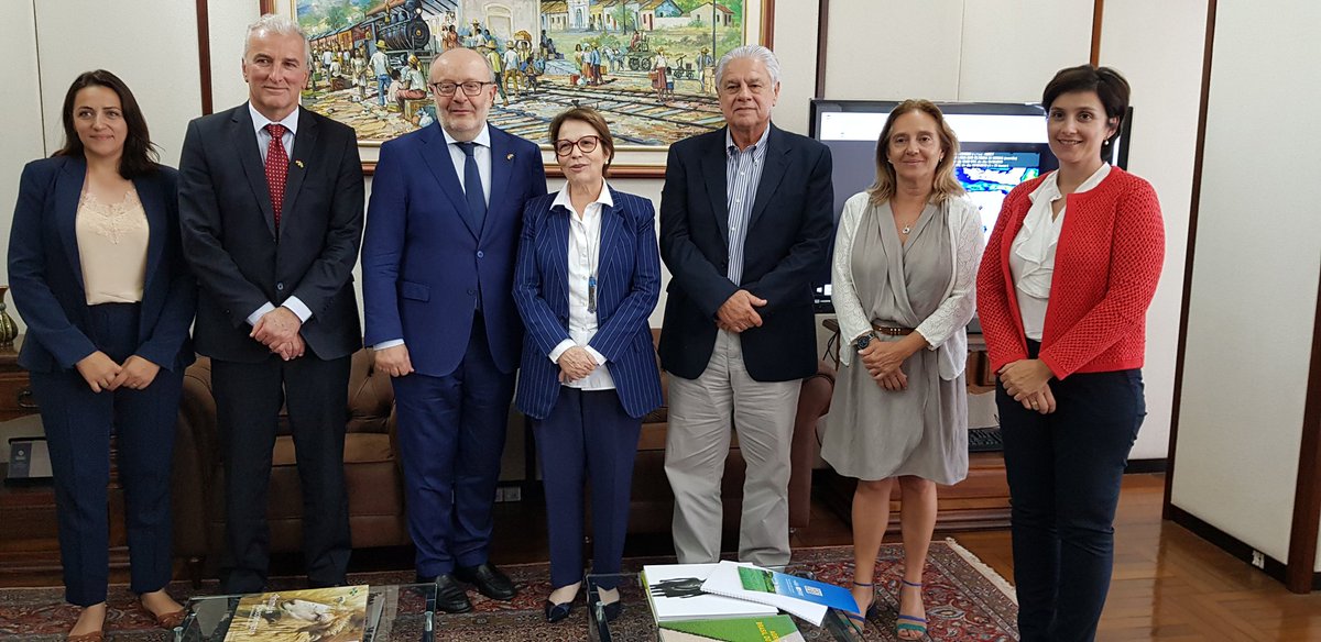 GarciaCasasF's tweet image. Reunidos com Ministra @TerezaCrisMS. Conversa produtiva s/relaçoes e cooperação 🇧🇷🇪🇸no setor agropecuário, ciclo  lavoura-gado-floresta sustentável e s/acordo União Europeia-Mercosul. Muito por fazer juntos! @MAECgob @mapagob @CamaraEspanhola @Min_Agricultura @UEnoBrasil @ICEX_