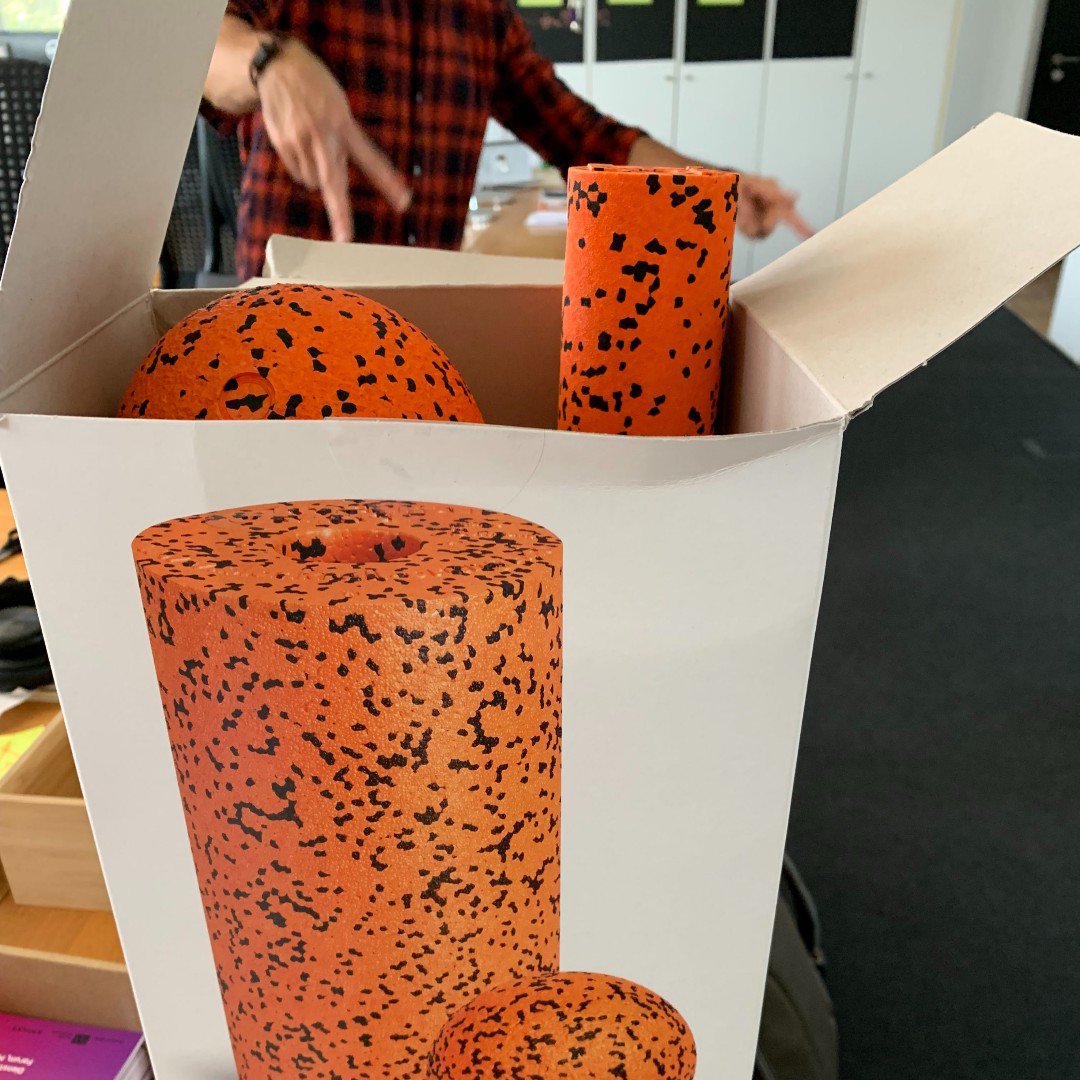 Happy Friday! 🍁

.. &amp; kommt gut in das verdiente Wochenende. 😊

Bei uns gab es heute zur Wochenendeinstimmung eine Extraportion Entspannung mit unserer Office-Black Roll. 🧘

#digitalapartment #digitalthoughtleaders #digital #homeandliving #startup #business #interior