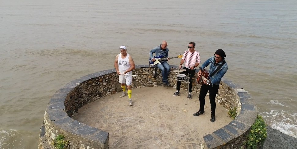 labernerie44760's tweet photo. Elmer Food Beat à la Bernerie pour le clip "le plastique c'est dramatique"
#labernerie #leplastiquecestdramatique #écologie #plage
#environnement https://t.co/2Gwpe999w9