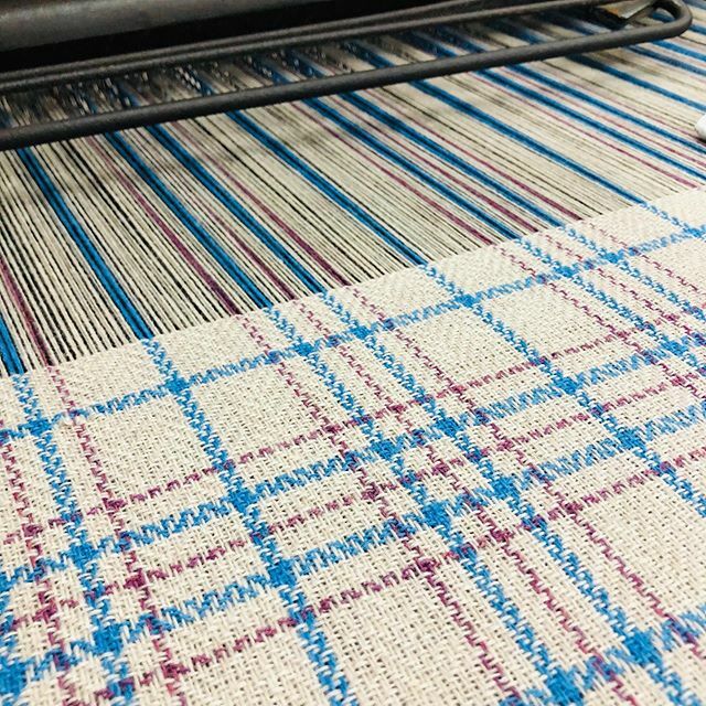 Up date photo of the warp now in loom and ready to weave. 
ift.tt/1XIbNS5
mill@islaywoollenmill.co.uk
#weaving #tweedproduction #dobcrossloom ift.tt/2VVbUxz